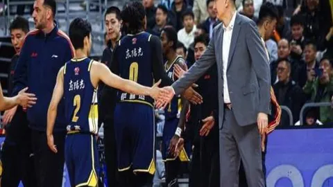 “连败噩梦+冲突频发+薪资纠纷缠身！昔日CBA霸主引众怒，转会难题何时解？”